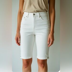 French Dressing Jean, FDJ white Bermuda shorts w/ silver accent buttons. Sz Us 8